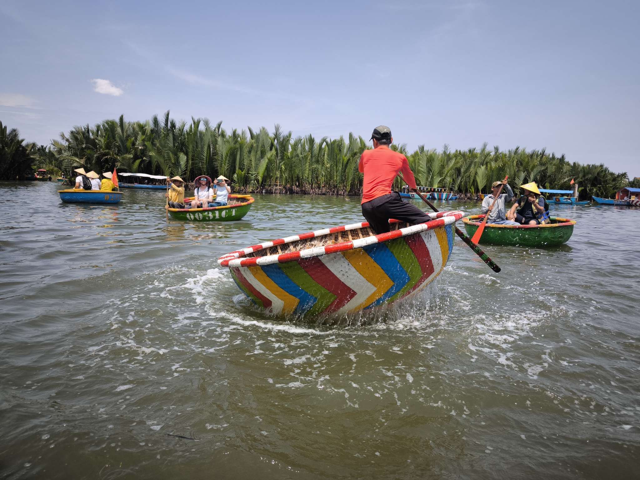 お椀型のバスケットボートに乗って川下り体験（約30分）
